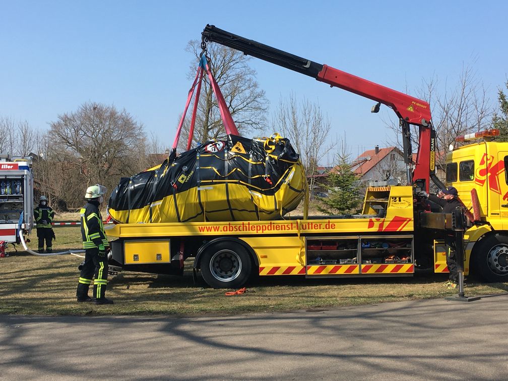 Bergung eines Elektroautos in einem Quarantänesystem (Symbolbild)