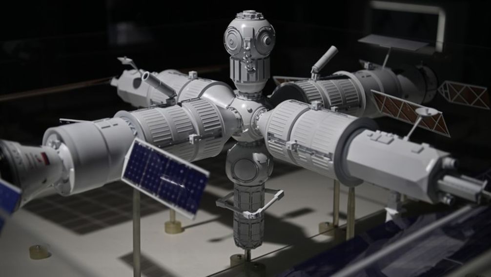 Modell der neuen russischen Orbitalstation am Stand der staatlichen Korporation Roscosmos während des internationalen militärtechnischen Forums "Armee 2022"