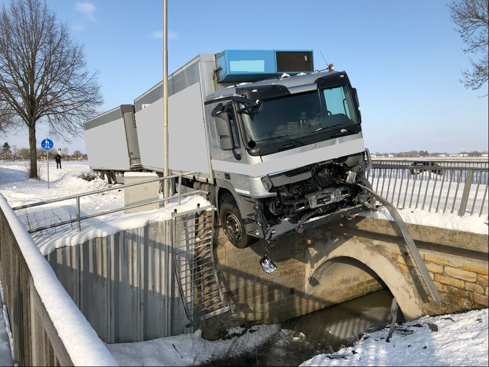 Der Sattelzug wurde durch das Brückengeländer gestoppt. Foto: Polizei Minden-Lübbecke