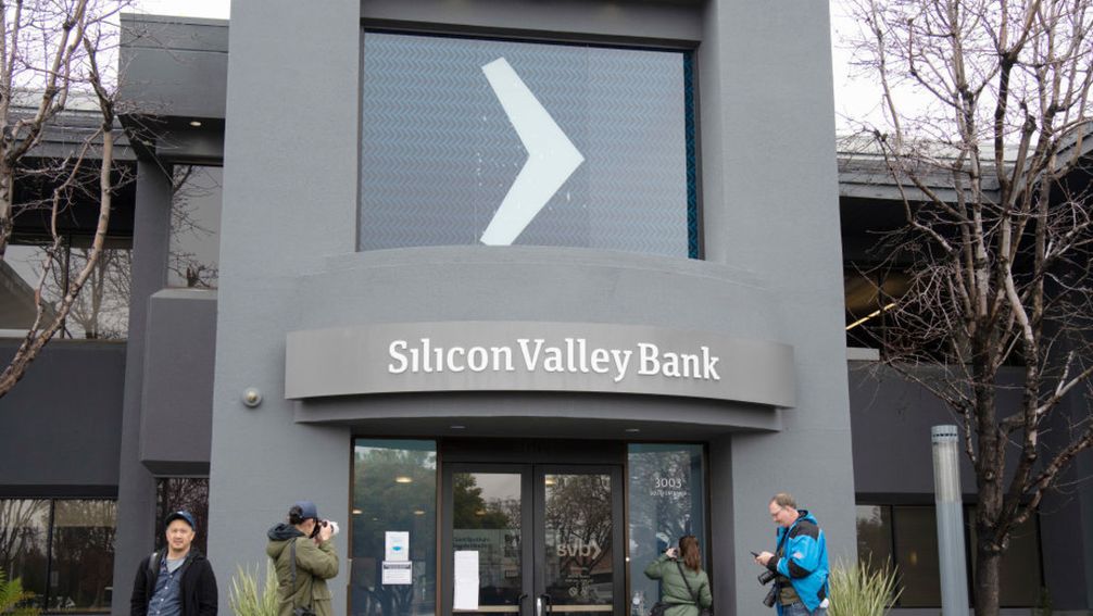Reporter vor der geschlossenen Zentrale der Silicon Valley Bank in Santa Clara (Kalifornien), 10.03.23 Bild: Gettyimages.ru / Liu Guanguan/China News Service/VCG