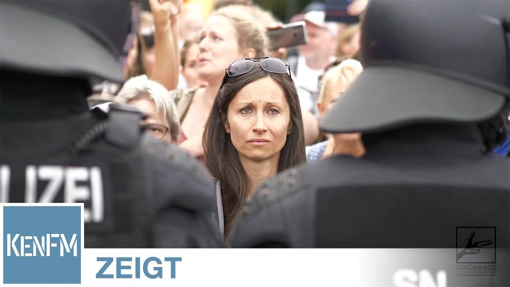 Bild: Screenshot Video: "Emotionale Bilder von der Demo-Auflösung am 30.08.2020 in Berlin am Großen Stern / Siegessäule" (https://youtu.be/UR3OTiKKDzw) / Eigenes Werk