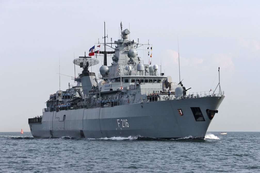 Die Fregatte F 216 Schleswig-Holstein, das diesjährige Flaggschiff der Hanse Sail, läuft in den Hafen von Rostock-Warnemünde ein, am 08.08.2018. Bild:     Bundeswehr/Steve Back