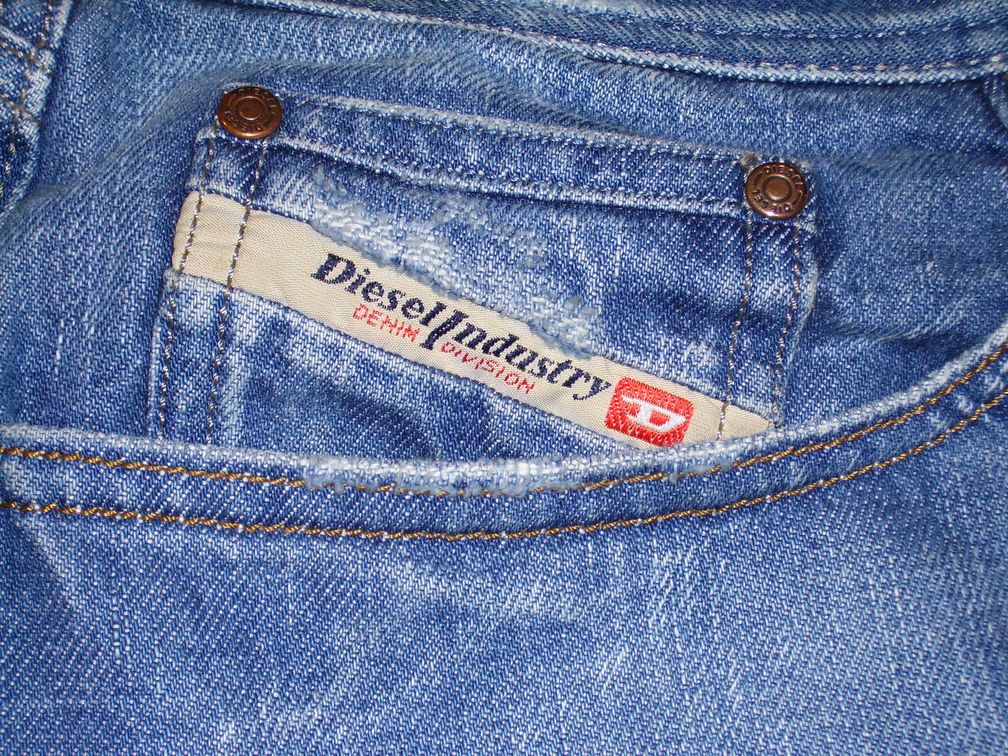 Schriftzug „Diesel Industry“ auf der Tasche einer Jeanshose