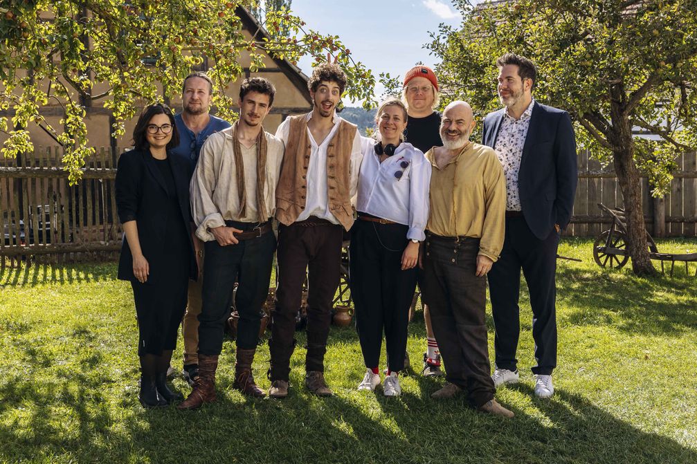Tina Lenz (Producerin), Andreas Jaschke (Drehbuchautor), Helmerich (Justus Johanssen), Hans (Jason Giuranna), Regisseurin Josephine Frydetzki, Manuel Ruge (Kamera), Vater Peter (Prodromos Antoniadis) und Philipp Schall (Produzent) (2025) Bild: ARD/MDR/BR/HR/SR Fotograf: Michael Kremer