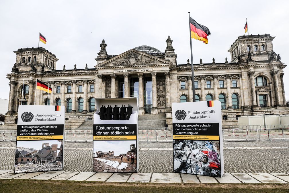 Kunstaktion "Rüstungsexporte können tödlich sein!" am 26.02.  Bild: pax christi - Deutsche Sektion e Fotograf: André Lewski