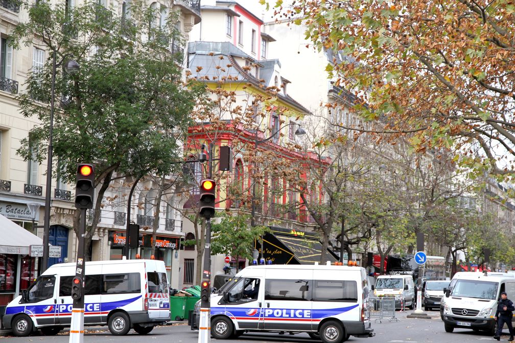 Polizeifahrzeuge am Bataclan-Theater nach den Terroranschlägen, November 2015, Archivbild
