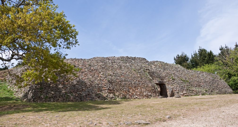 Neolithischer Cairn - Ganggrab auf der Gavrinis Insel, Bretagne