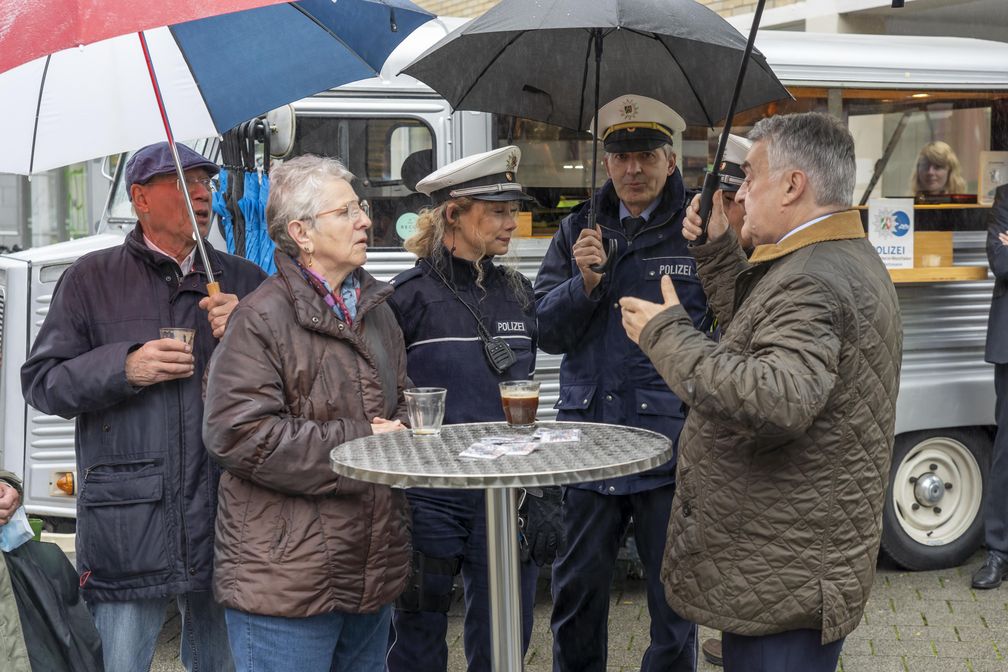 Innenminister Herbert Reul im Gespräch mit Polizeibeamten und Bürgerinnen in Langenfeld. Bild: Jochen Tack / Polizei NRW
