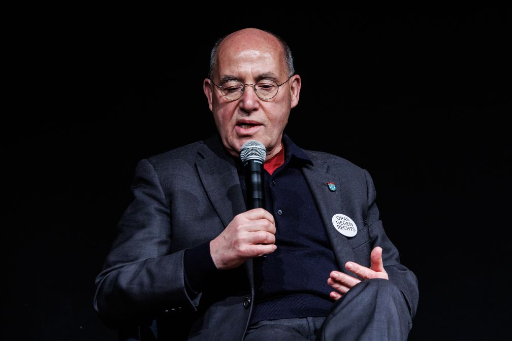 Gregor Florian Gysi , mit einem Button mit Aufschrift "Opas gegen Rechts" (2025)