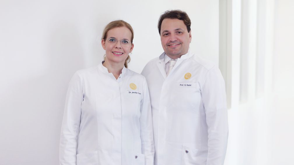 Dr. Jennifer Quist und Prof. Dr. Dr. Sven Quist  (2025) Bild: Dermatologie Quist Fotograf: Dermatologie Quist