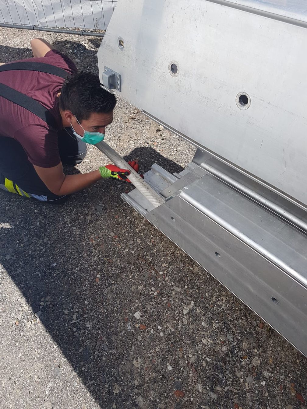 Durch die Feuerwehr wurde eine Katze befreit. Sie hatte sich in Aluminiumträgern eingeklemmt. Bild: Feuwerher
