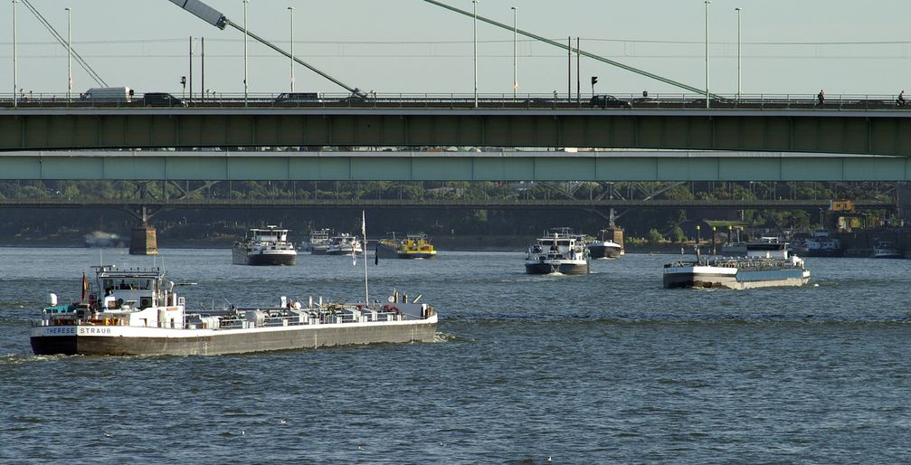 Dichter Verkehr auf dem Rhein in Köln