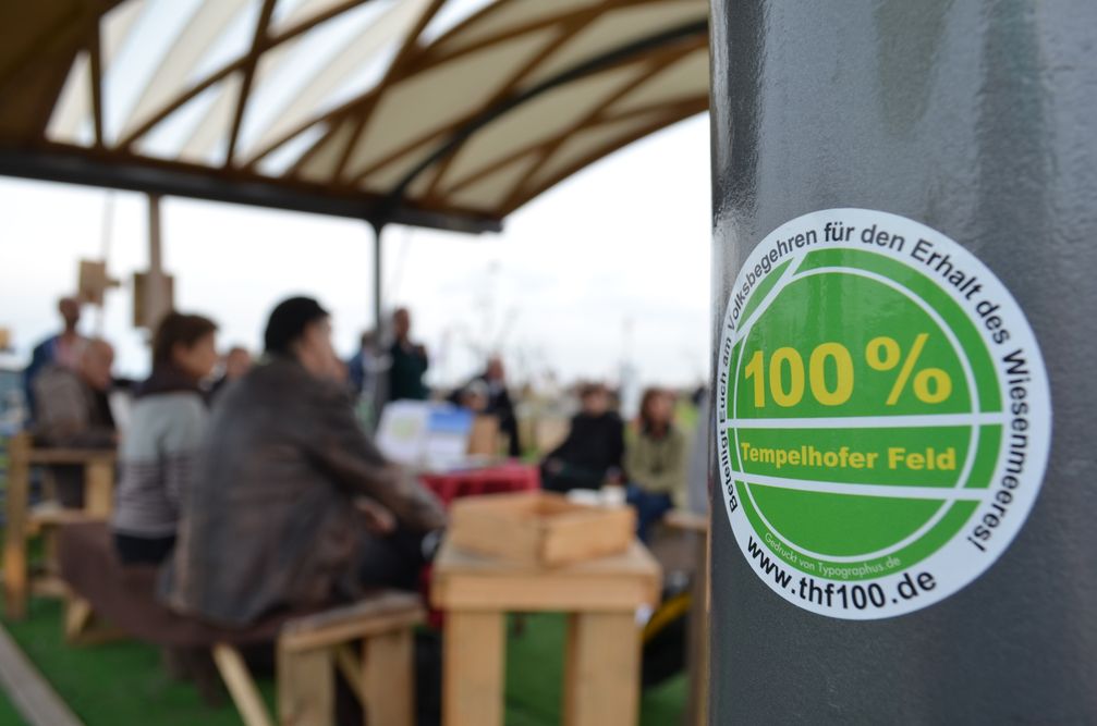 Die Initiative 100% Tempelhofer Feld setzt sich dafür ein, dass das Flughafengelände in seiner jetzigen Form beibehalten und nicht bebaut wird.