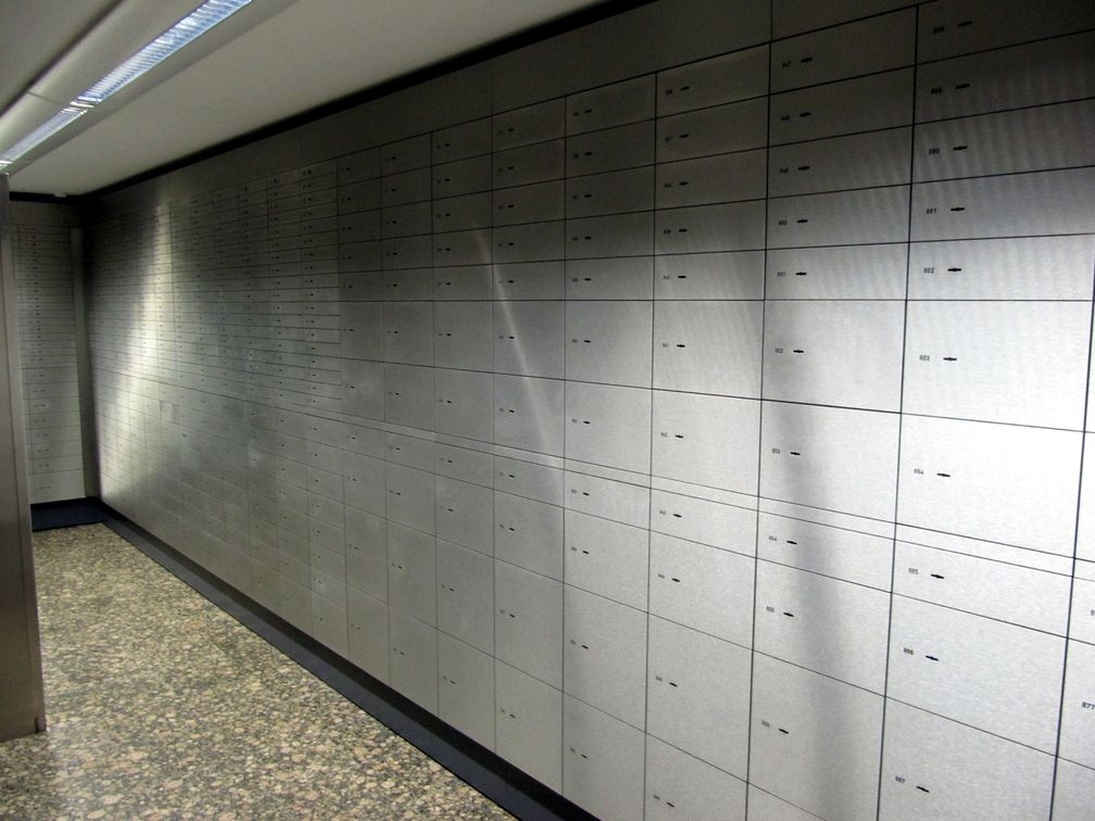 Typischer Tresorraum mit Schließfächern in einer deutschen Bank