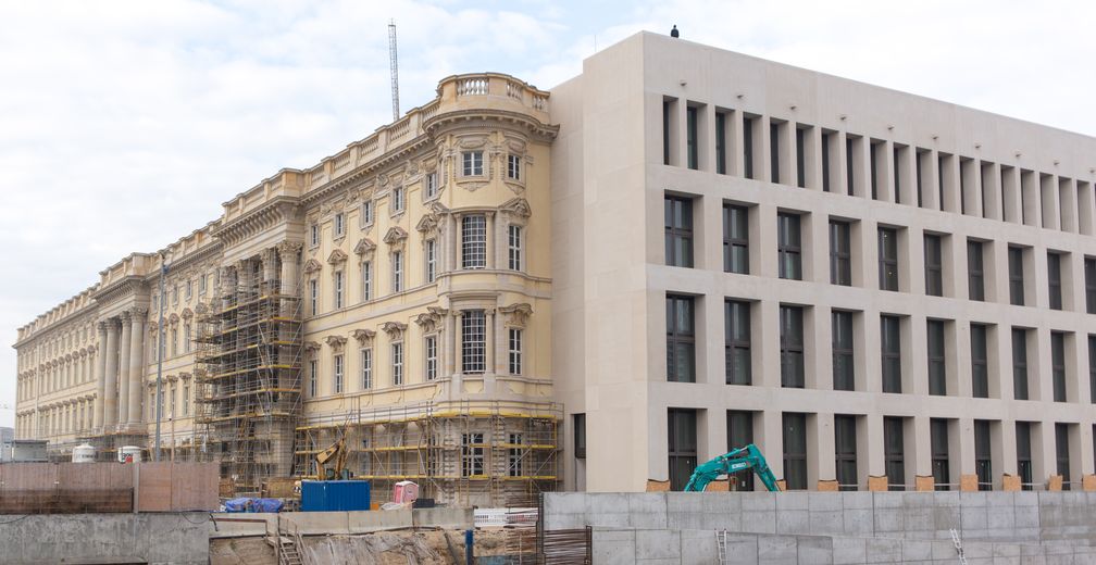 Das Humboldt Forum ist ein entstehendes Museum im Rahmen des Wiederaufbaus des Berliner Schlosses. Es soll frühestens 2020 eröffnet werden und wird Ausstellungen über außereuropäische Kulturen beherbergen.