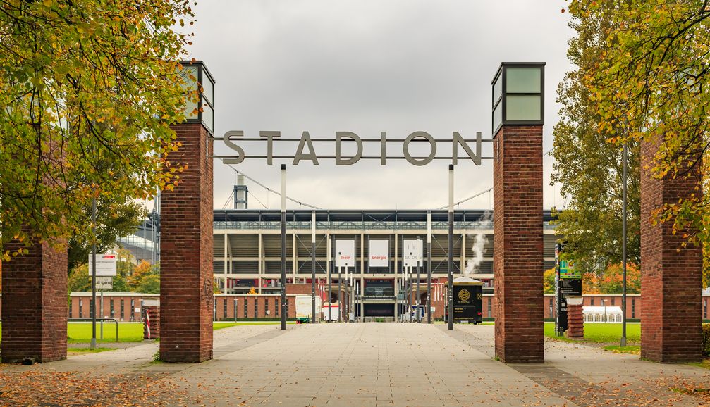 Stadioneingang, damals zur Hauptkampfbahn, heute zum Rheinenergiestadion