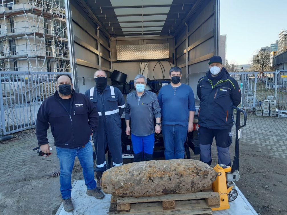 "Das Team vom Kampfmittelräumdienst und die zum Abtransport vorbereitete, entschärfte 500 kg Bombe" Bild: Kampfmittelräumdienst RP Darmstadt