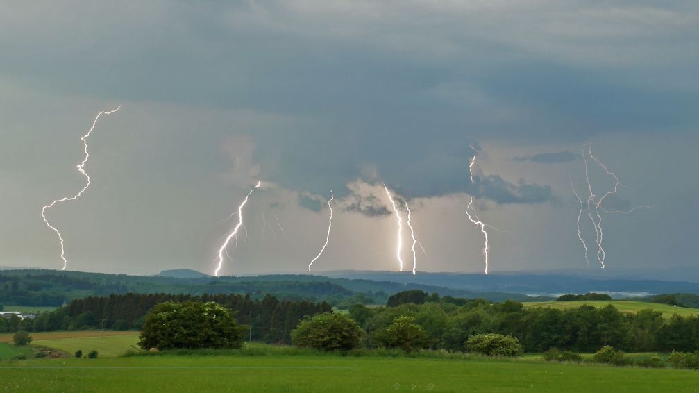 Unwetterlage nimmt kein Ende /Bild: "obs/WetterOnline Meteorologische Dienstleistungen GmbH/Björn Goldhausen (WetterOnline)"