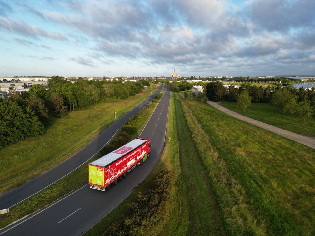 Lkw außerhalb von Chartres, Frankreich / Weiterer Text über ots und www.presseportal.de/nr/172799 / Die Verwendung dieses Bildes für redaktionelle Zwecke ist unter Beachtung aller mitgeteilten Nutzungsbedingungen zulässig und dann auch honorarfrei. Veröffentlichung ausschließlich mit Bildrechte-Hinweis. Bildrechte: Danfoss GmbH Fotograf: danfoss