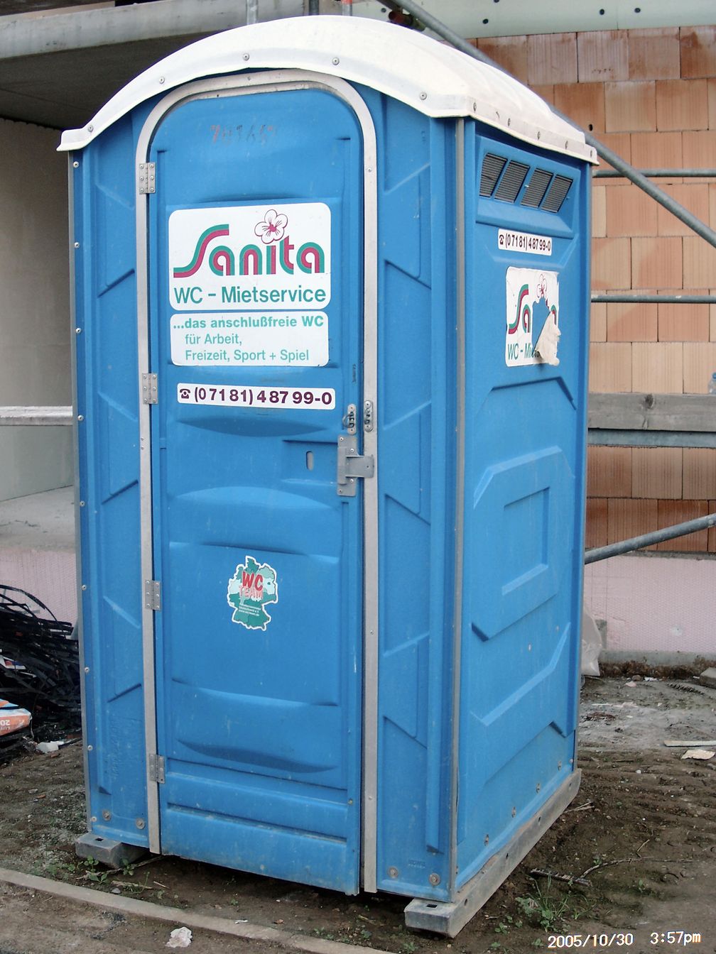 mobile Toilettenkabine auf einer Baustelle