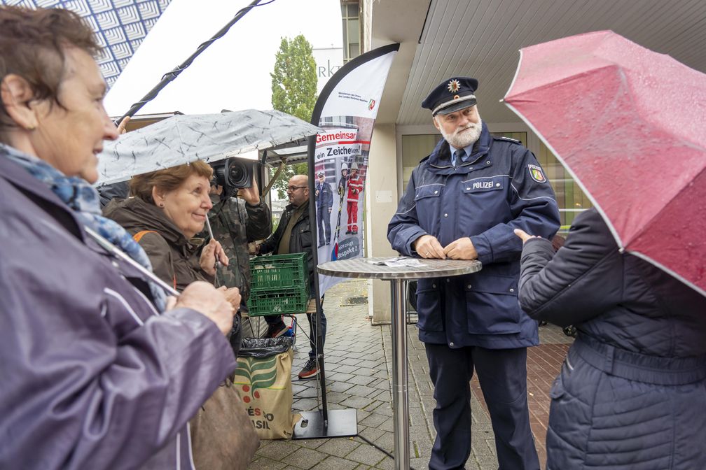 Pressesprecher Ulrich Löhe im Gespräch mit Bürgerinnen in Langenfeld. Bild: Jochen Tack / Polizei NRW