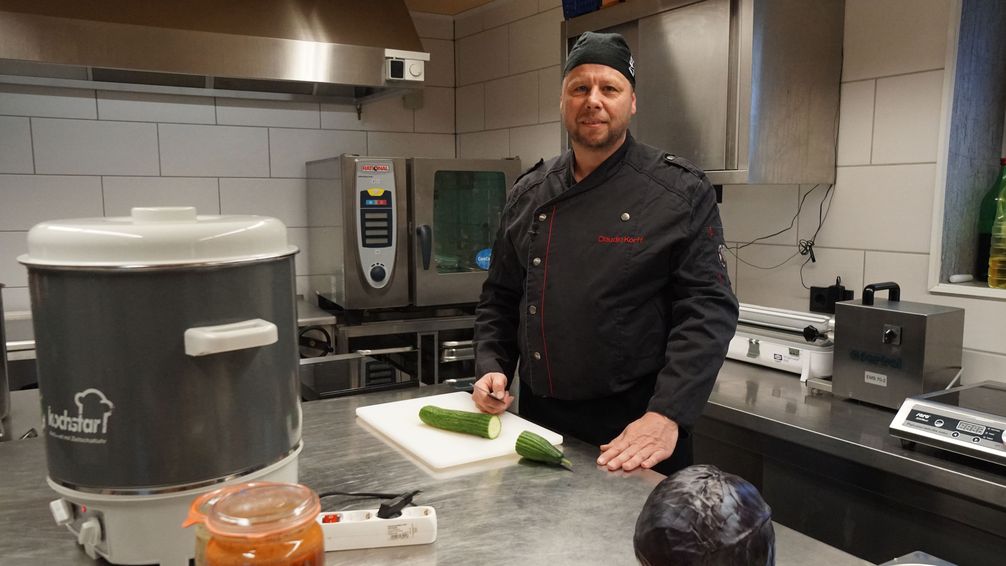 Claudio Korff musste in der Coronakrise seinen Catering-Service schließen.  Bild: ZDF Fotograf: Tobias Krappweis