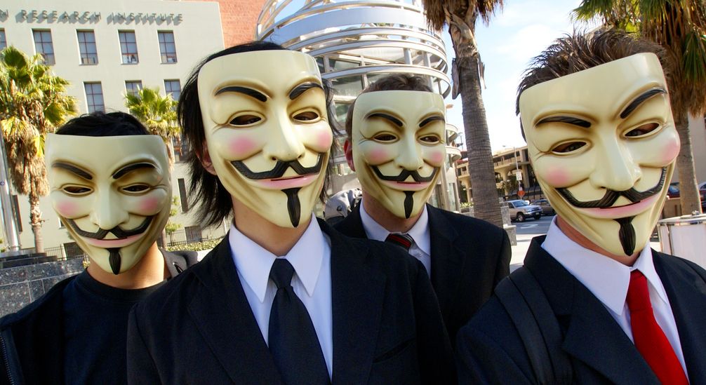 Aktivisten mit ihren typischen Guy-Fawkes-Masken, einem britischen Widerstandskämpfer.