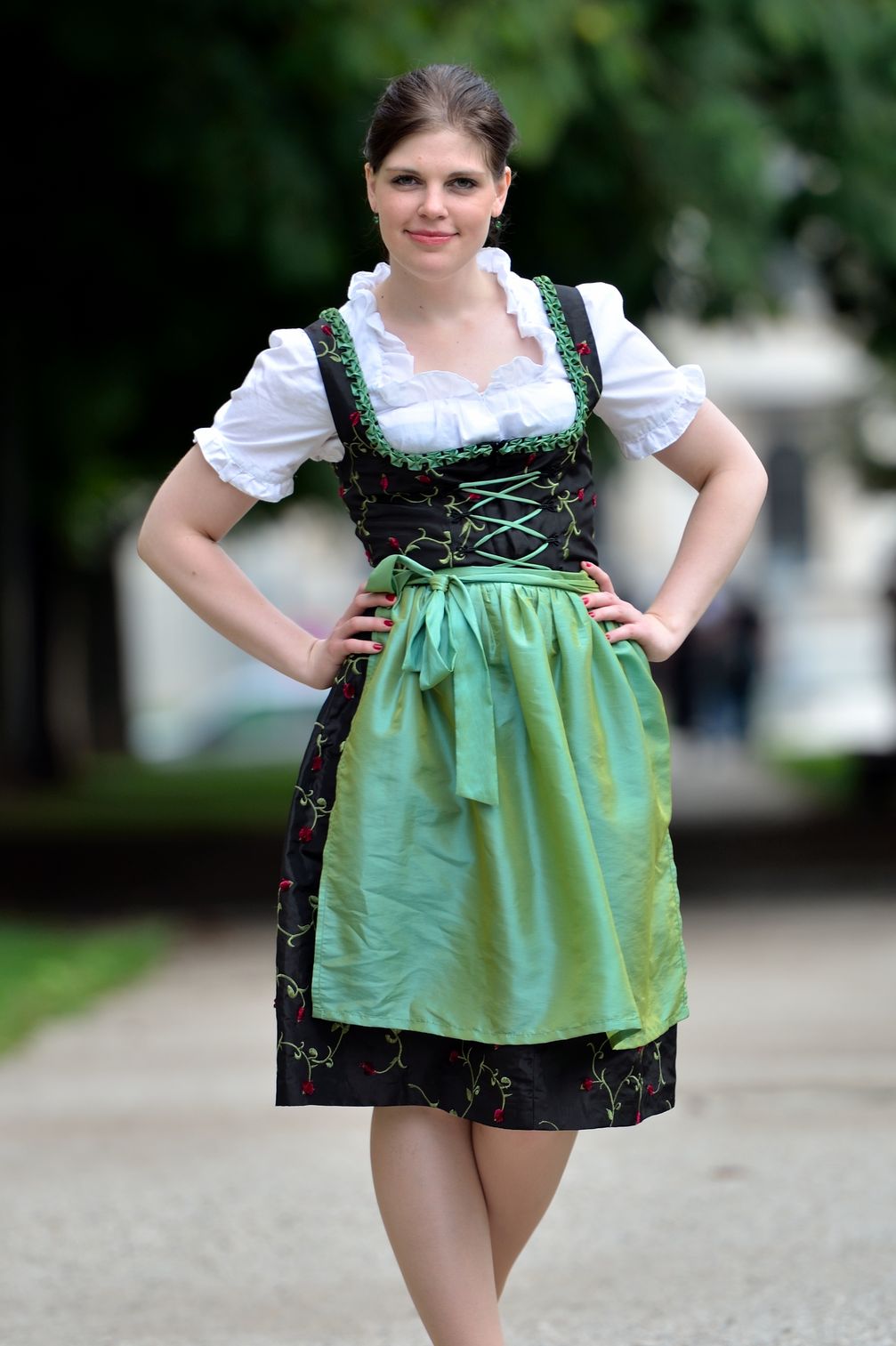 Dirndl mit Schnürung und grüner Schürze