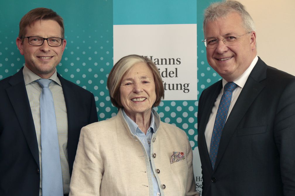 Generalsekretär Oliver Jörg, Stiftungsvorsitzende Ursula Männle und ihr Nachfolger Markus Ferber.