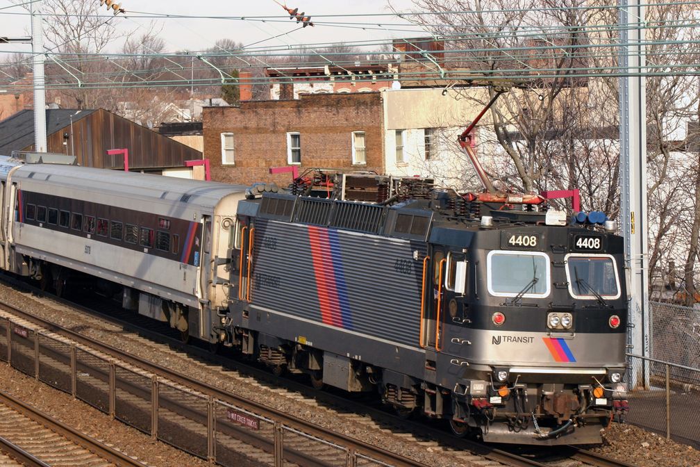 Zug mit Comet-II-Rebuilt-Wagen der NJ Transit