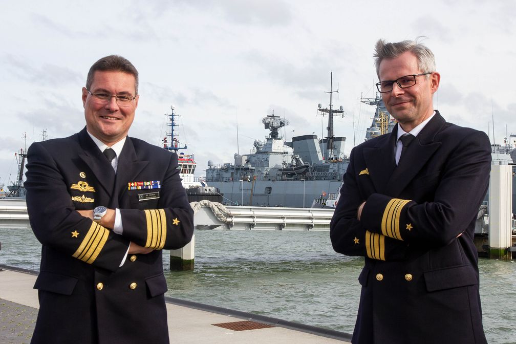 Links: FKpt Markus Venker (scheidende Kdt) und rechts: FKpt Kay Beger, der neue Kommandant (2020), Bild:     Kim Couling