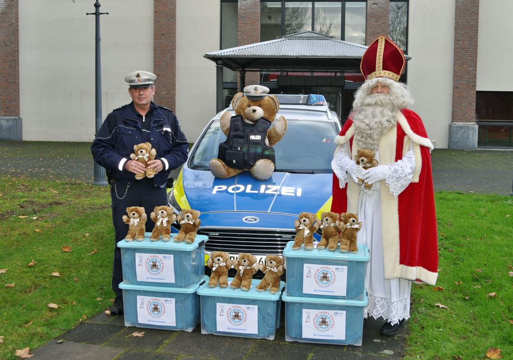 Übergabe Teddybären Bild: Polizei