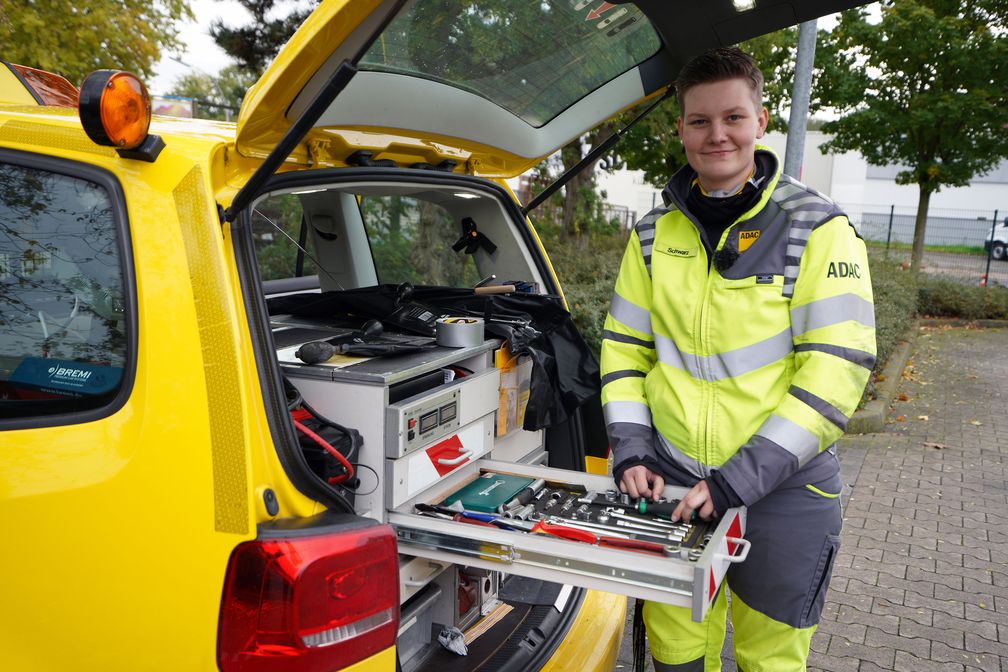 Lisa schraubt gerne an Autos und hat ihr Hobby zum Beruf gemacht. Bild: ZDF Fotograf: Reinhard Bettauer/DHF Media