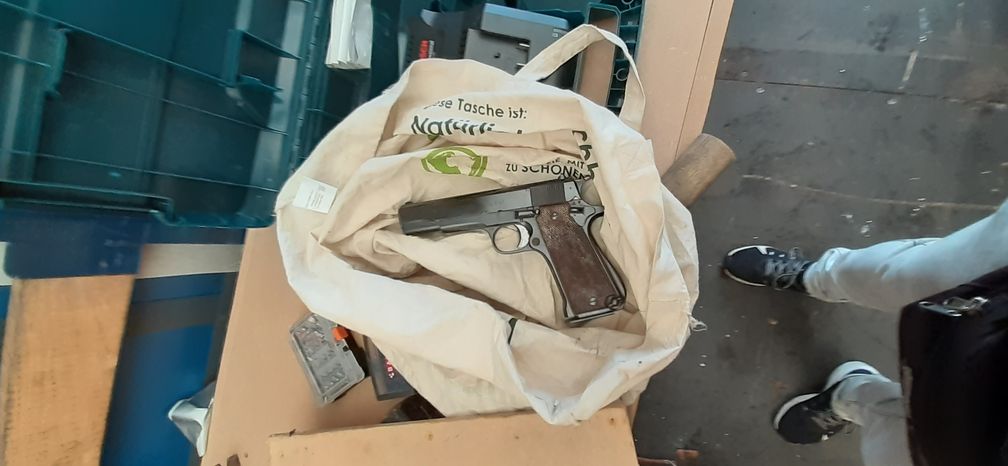 Auch diese geladene Schusswaffe wurde in einem Versteck in Sögel gefunden.
Bilder: Polizei Osnabrück