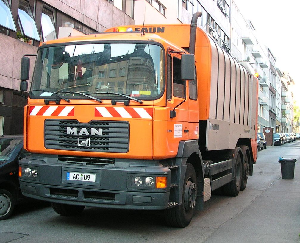 Müllfahrzeuge dienen dem Sammeln und Transportieren von Abfällen.