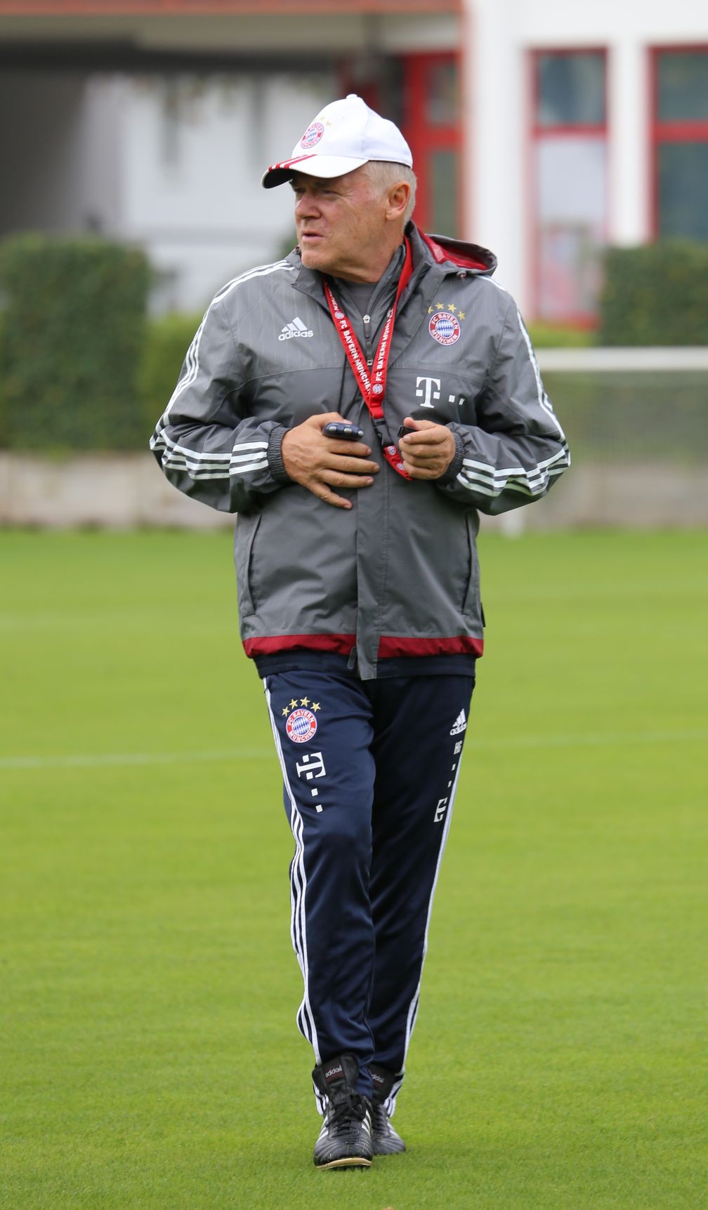 Hermann Gerland auf dem Gelände des FC Bayern München (2015)