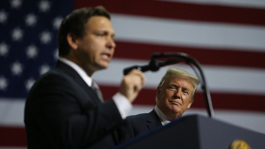 Der frühere US-Präsident Donald Trump (rechts) sieht in Floridas Gouverneur Ron DeSantis (links) seinen größten Konkurrenten. Bild: www.globallookpress.com / James Borchuck