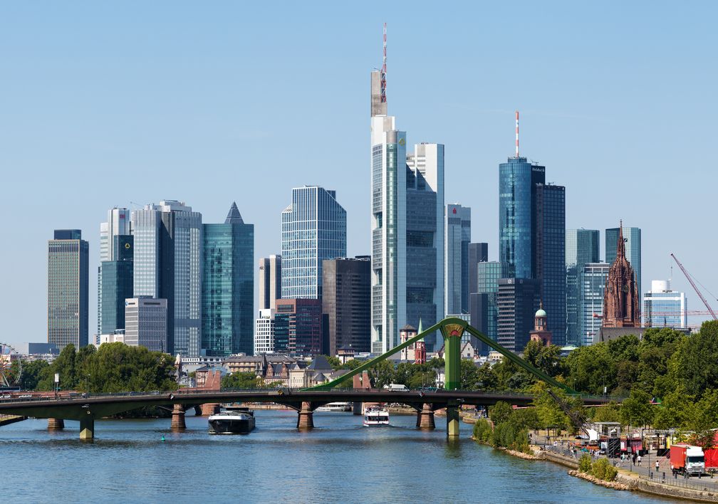 Frankfurter Skyline von der Deutschherrnbrücke aus gesehen (2015)