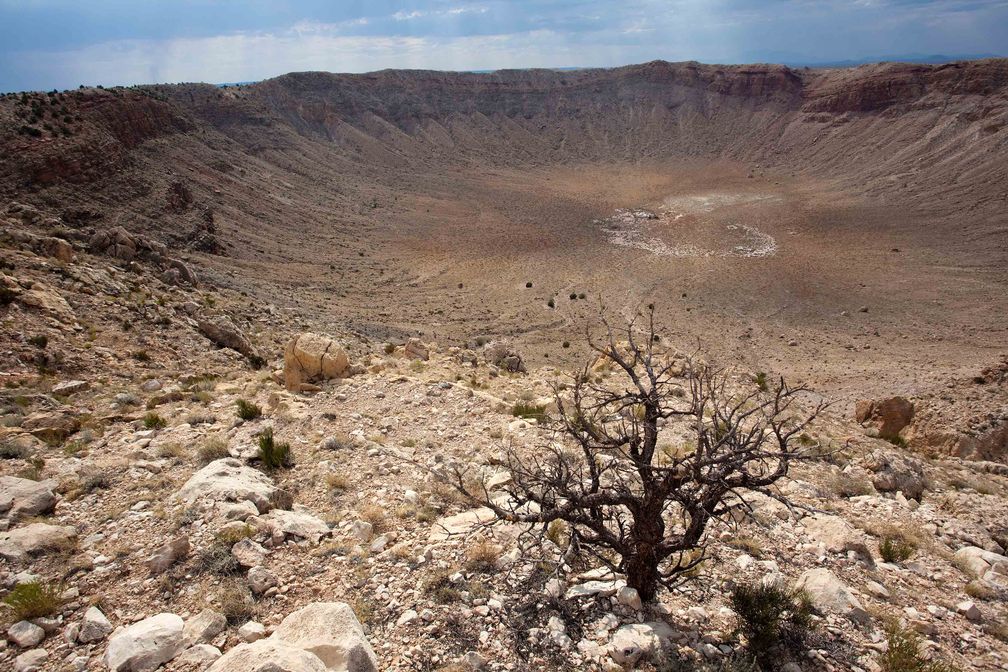 Geologen untersuchen die ältesten Gesteine unseres Planeten, um der Entstehung der Erde auf die Spur zu kommen. Bild: "obs/ZDFinfo/Pioneer Productions"