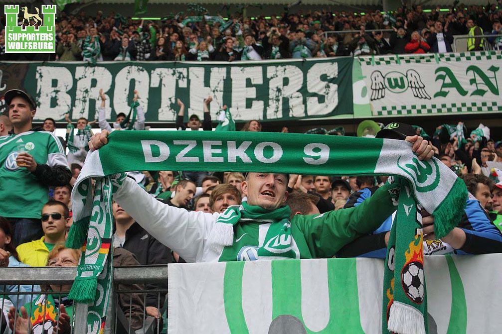 VfL Wolfsburg Fans in Aktion (Symbolbild)
