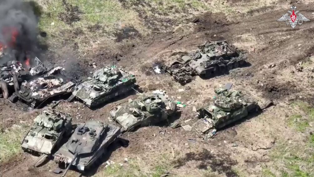Screenshot aus einem Video des russischen Verteidigungsministeriums: Zerstörte westliche Panzer und gepanzerte Fahrzeuge auf einem Feld im Gebiet Saporoschje Bild: Russisches Verteidigungsministerium