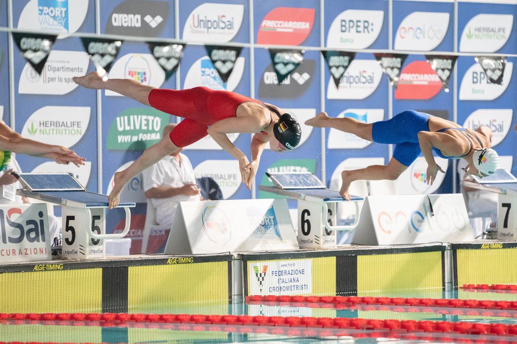 Nina Holt beim Start zur Disziplin 100 Meter Kombinierte Rettungsübung. Bild: DLRG e.V. Fotograf: Daniel-André Reinelt