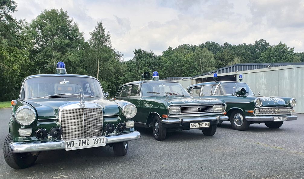 Mercedes-Benz 190c, der Opel Rekord B und der Opel Kapitän (v.l.)