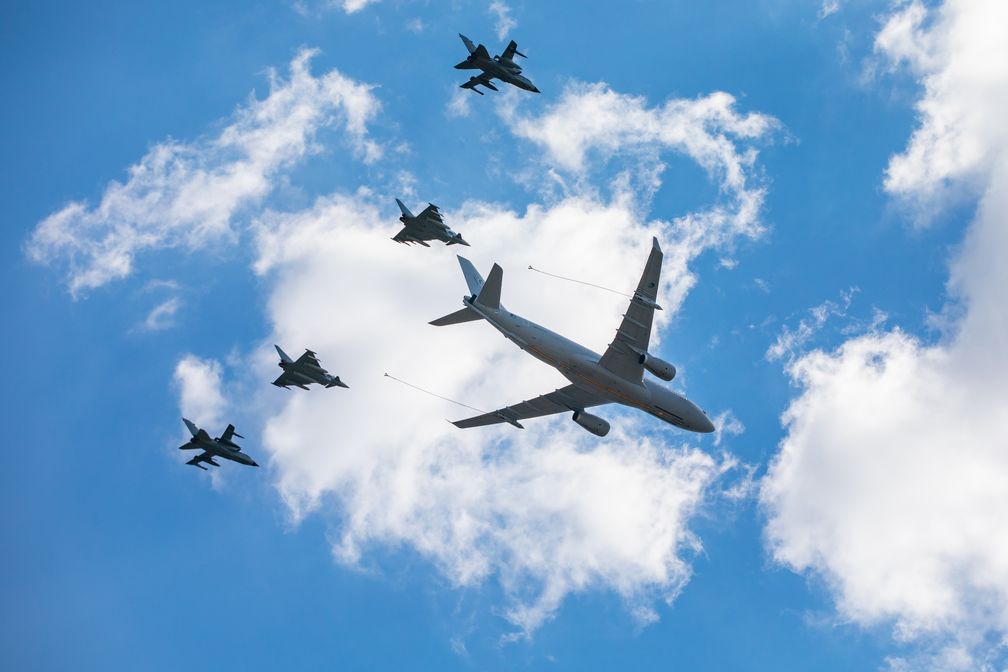 Betankungsflugzeug A330 und je zwei Jets vom Typ Eurofighter und Tornado beim Überflug am letzten Aufbautag im Rahmen der ILA 2022 auf dem Gelände des BER, am 21.06.022. Bildrechte: Bundeswehr / Francis Hildemann