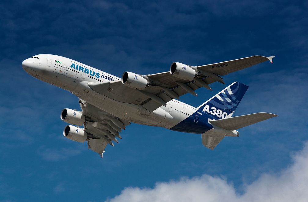 Überflug einer A380-800 in Airbus-Werkslackierung