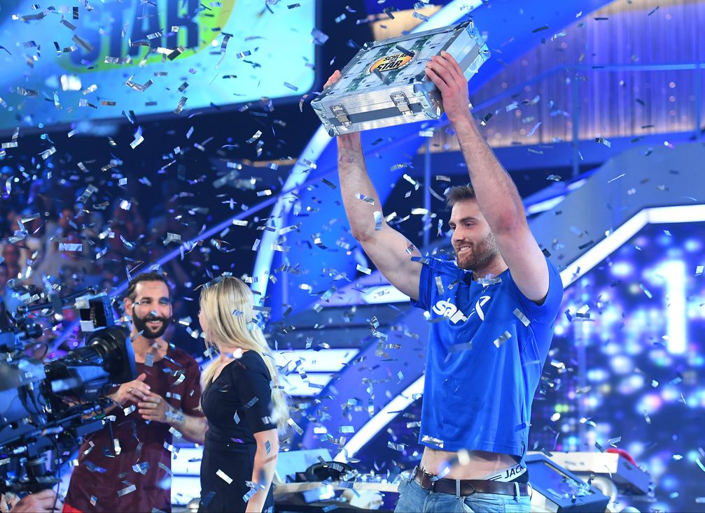 Handball-Torwart Andreas Wolff schlaegt Tanz-Profi Massimo Sinat- bei "Schlag den Star" Klarer Sieg für den Europameister:Bild: "obs/ProSieben Television GmbH/Willi Weber"