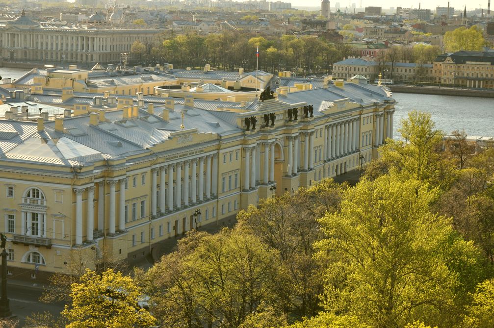 Das Gebäude des Verfassungsgerichts der Russischen Föderation („Senat und Synode“) in St. Petersburg