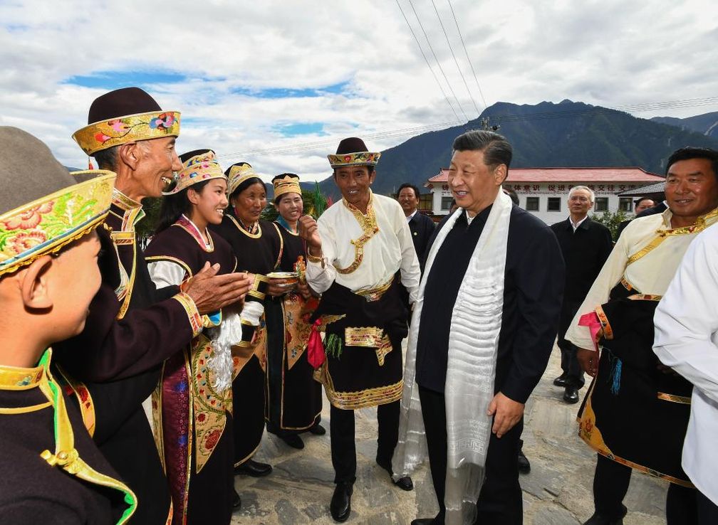 Chinese President Xi Jinping talks with a family at Galai Village of Nyingchi, southwest China's Tibet Autonomous Region, July 21, 2021. /Xinhua Bild: CGTN