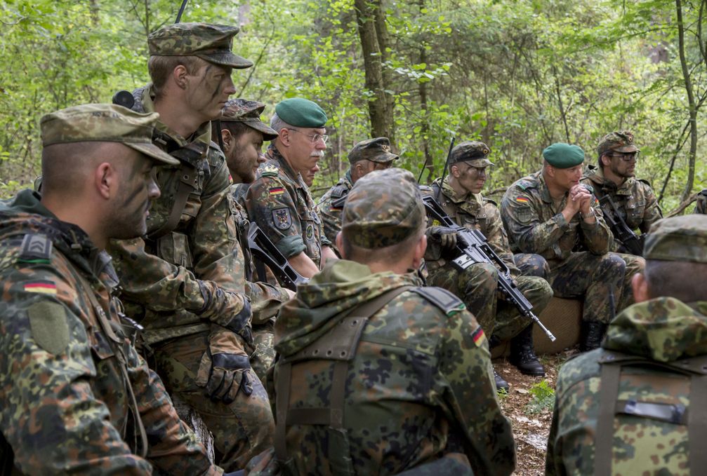 Der Inspekteur des Heeres, Generalleutnant Jörg Vollmer (4. v. l.), besucht die Grundausbildung in Hagenow Bild: "obs/Presse- und Informationszentrum des Heeres/Mario Bähr"