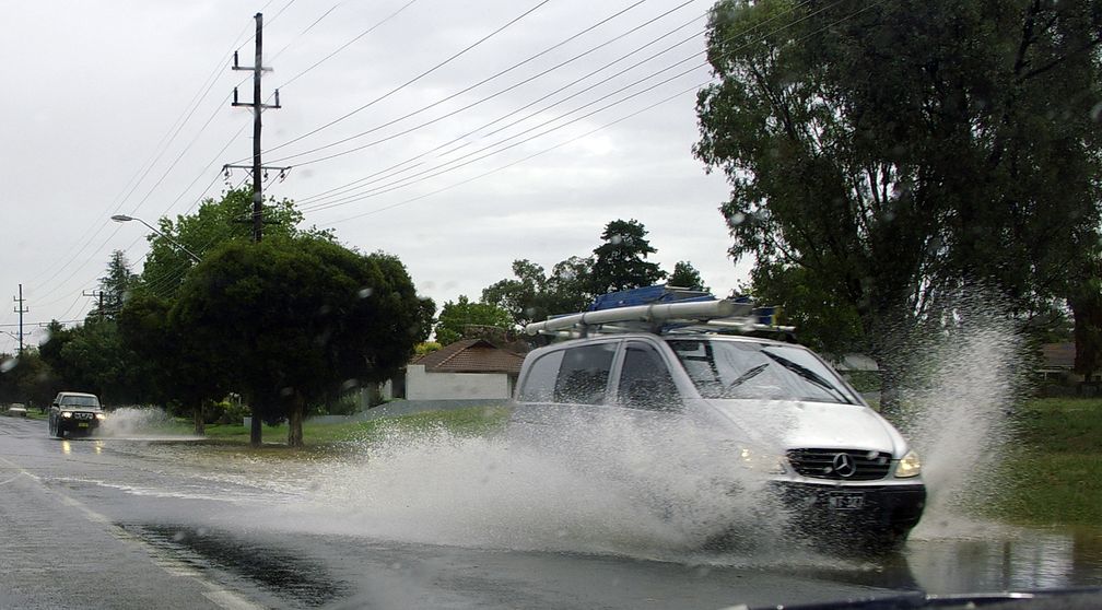 Fahrzeuge verlieren die Haftung durch Aquaplaning